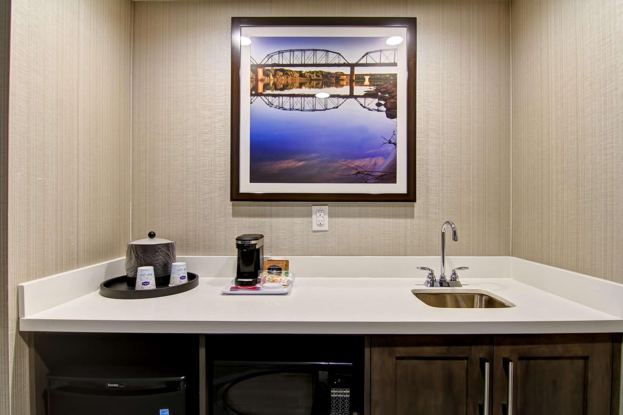 Hampton Inn & Suites By Hilton Saskatoon Airport Экстерьер фото