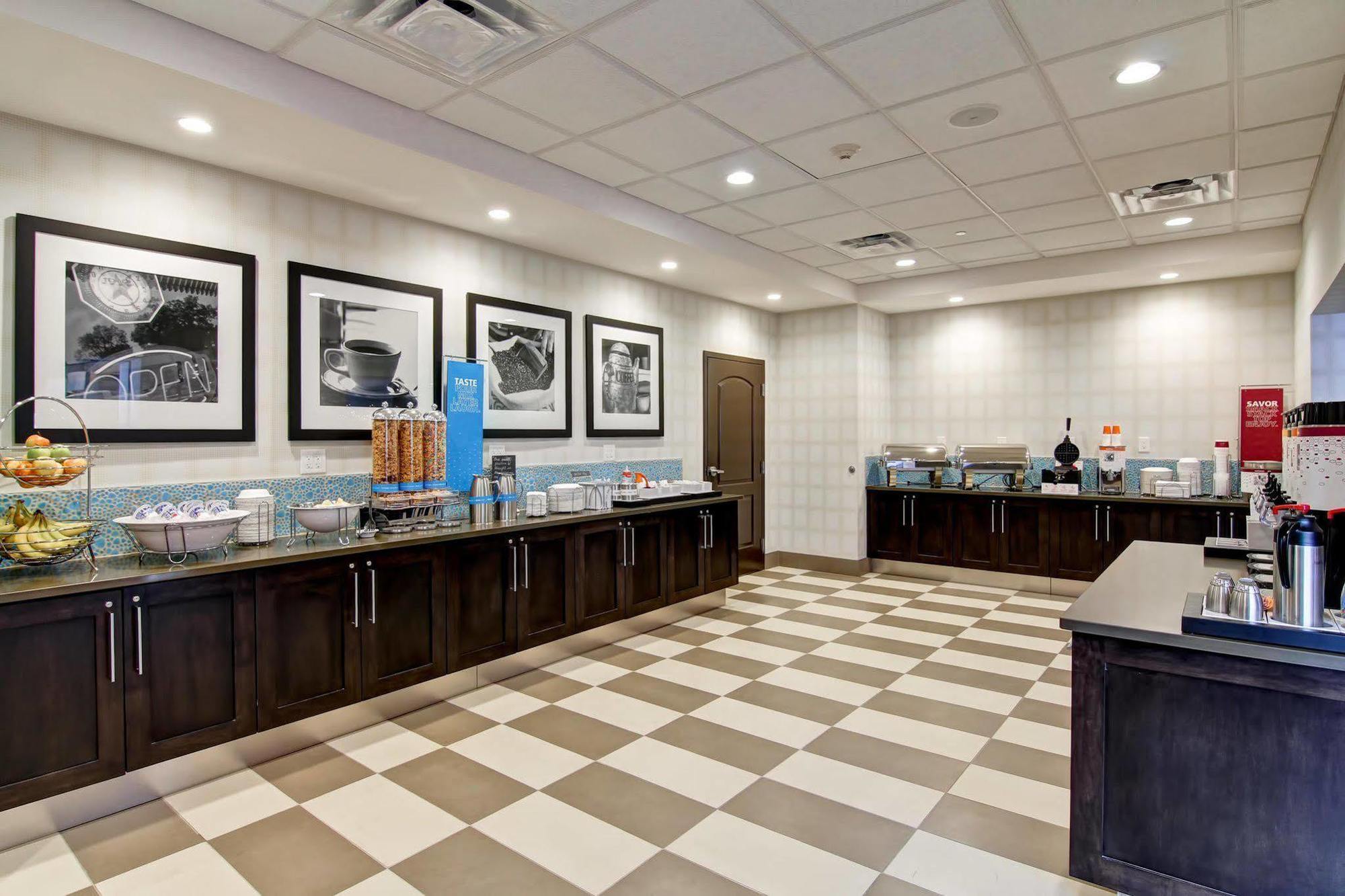 Hampton Inn & Suites By Hilton Saskatoon Airport Экстерьер фото